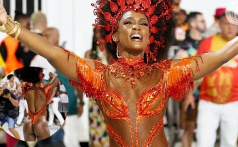 Carnaval 2024 do Rio: rainha Erika Januza usa look cavado e transparente em ensaio da Viradouro.