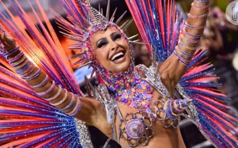 Carnaval 2024: Sabrina Sato celebra 20 anos na Gaviões da Fiel com visual chocante