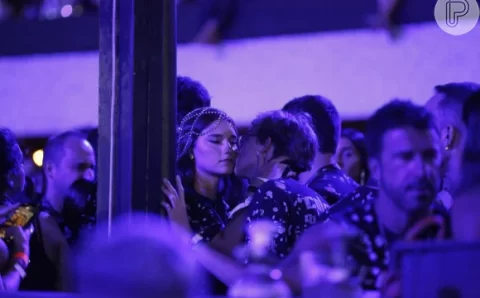 Filhos de Luciano Huck e Angélica, Joaquim e Benício trocam beijos com namoradas em camarote do Desfile das Campeãs do Carnaval 2024