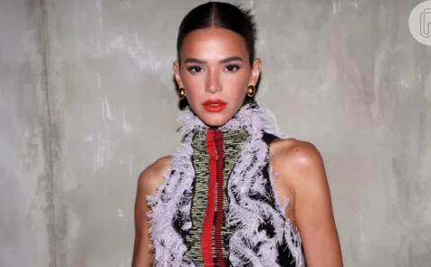 Bruna Marquezine investe fortuna em vestido de luxo na Semana de Moda e e fã brinca: ‘Parece aquela lagarta que queima’