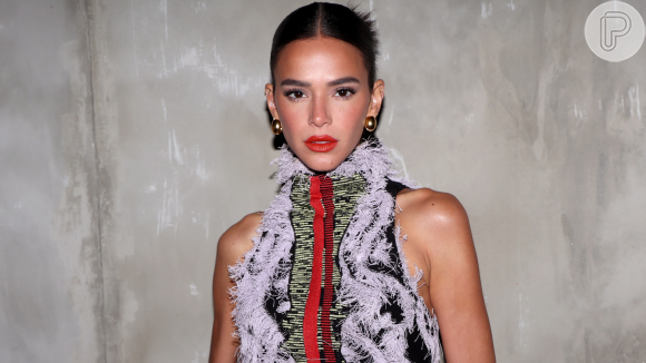 Bruna Marquezine investe fortuna em vestido de luxo na Semana de Moda e e fã brinca: ‘Parece aquela lagarta que queima’