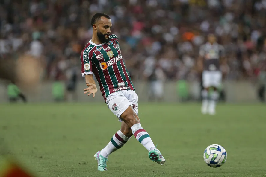 Samuel Xavier treina com elenco do Fluminense e tem chance de voltar contra a LDU