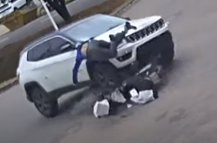 FRATURA EXPOSTA: Motorista é arremessado em batida e quebra o pé