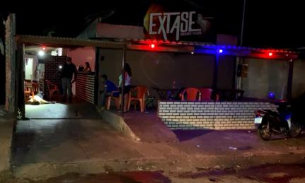 AUTOR DO CRIME FUGIU: Dois homens são assassinados em ‘night club’ de MT
