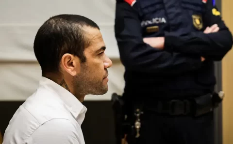 Daniel Alves é condenado a 4 anos e meio de prisão