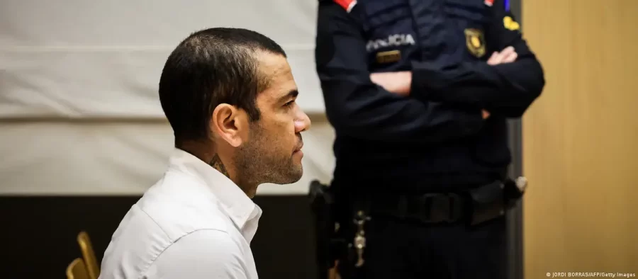 Daniel Alves é condenado a 4 anos e meio de prisão