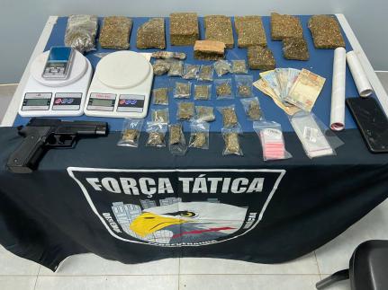 Jovem de 20 anos é preso com drogas e simulacro de arma de fogo