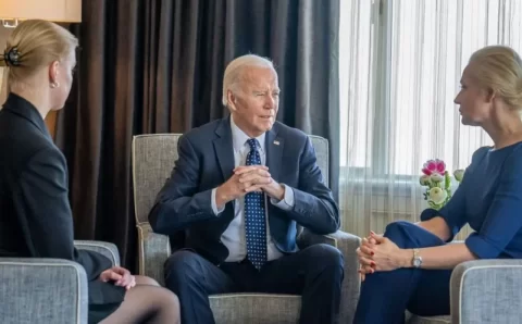 Biden se reúne com esposa e filha de Navalny e elogia “coragem extraordinária” do opositor