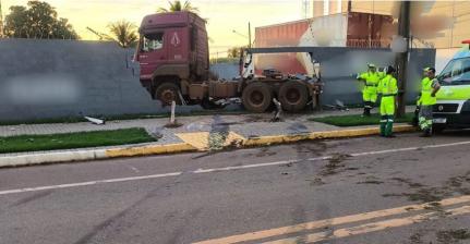 SEM FERIDOS: Motorista ‘some’ após quebrar muro com caminhão