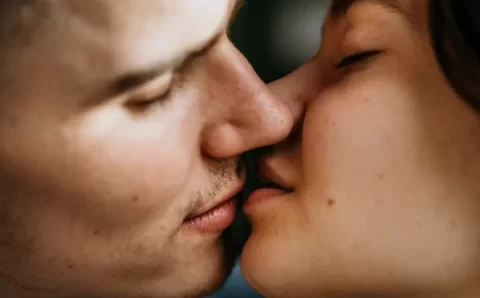 Doença do beijo: o que é, quais são os sintomas e como tratar