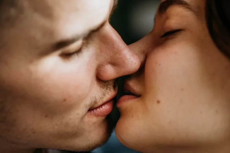Doença do beijo: o que é, quais são os sintomas e como tratar