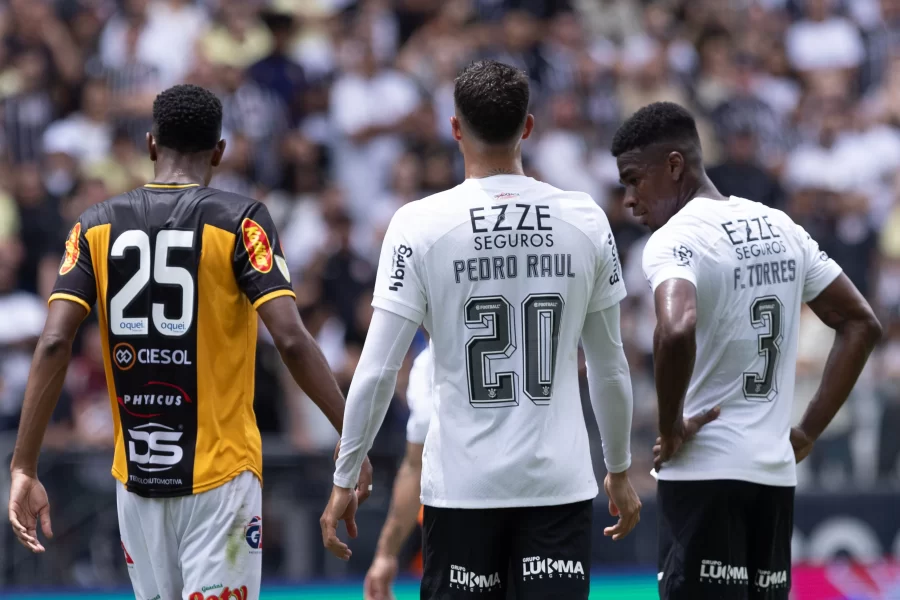 Torcedores organizados do Corinthians protestam contra Mano e jogadores após derrota para Novorizontino