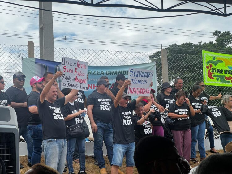 MT:  Servidores vaiam Kalil e cobram pagamento de RGA em inauguração de ETA