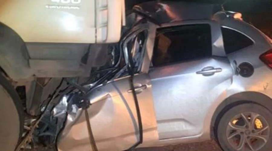 POLÍCIA CIVIL INVESTIGA: Jovens de 20 anos morrem após carro bater em carreta na BR-163