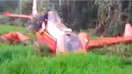 FAZIA PULVERIZAÇÃO: Piloto fica ferido após avião agrícola cair em área de mata