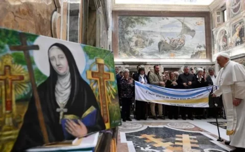 Vaticano canoniza 1ª santa argentina e aproxima Papa Francisco e Milei