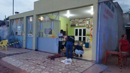 Homem é baleado, corre e morre na porta de bar em Cuiabá