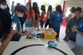 Acolhimento de estudantes é marcado por apresentação de robótica educacional