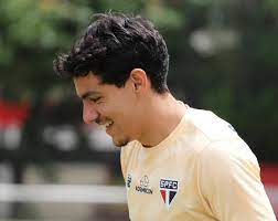 Moreira inicia tratamento após ser cortado do clássico, mas será reavaliado pelo São Paulo