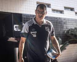 Clube japonês anuncia rescisão com Carille e entra com ação na Fifa contra técnico do Santos