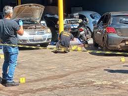 Dupla mata jovem de 22 anos em oficina mecânica de MT