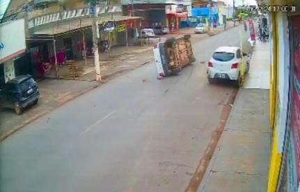 CONDUTOR FERIDO: Saveiro bate em veículo estacionado e tomba em rua de Cuiabá