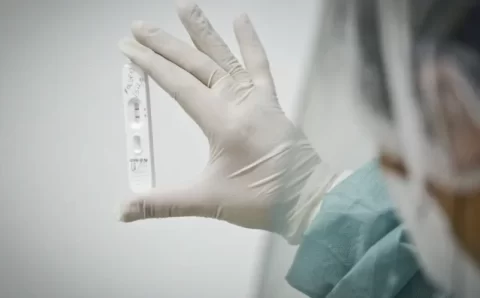 Covid-19: OMS cita aumento de casos e queda alarmante na vacinação