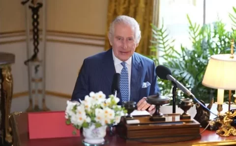 Rei Charles III comparece ao serviço religioso de Páscoa enquanto luta contra o câncer