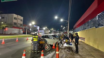 Blitz da Lei Seca em duas avenidas termina com 15 motoristas presos