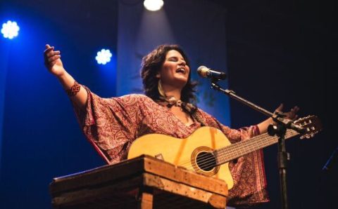 MT:  SHOW GRATUITO:   Cantora cuiabana começa turnê pela Chapada e lança duas músicas inéditas do próximo álbum