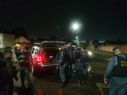 Moradores reagem assalto e são esfaqueados; suspeito foi preso