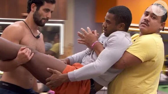 ‘BBB 24’:  Após 15h na Prova do Líder, Davi assusta brothers ao passar mal; baiano grita de dor e é levado ao Confessionário!
