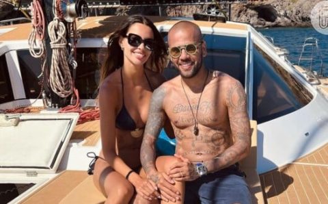 Joana Sanz tem atitude íntima com Daniel Alves exposta por jornal espanhol e notícia gera revolta na web: ‘Dois…’