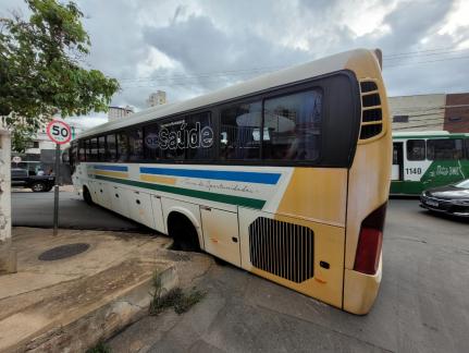 TRÂNSITO FICOU LENTO: Ônibus com pacientes cai em bueiro e ‘tranca’ rua no Consil