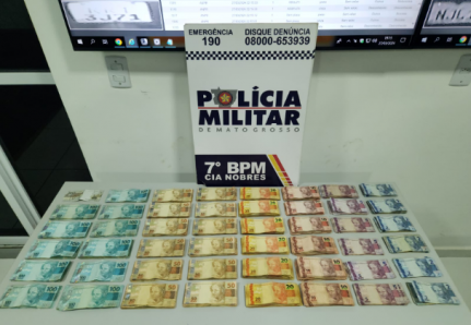 Trio é preso e policia apreende R$ 32 mil do tráfico de drogas