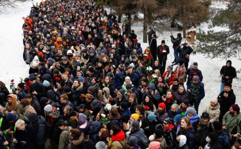 Navalny é enterrado em cerimônia repleta de apoiadores