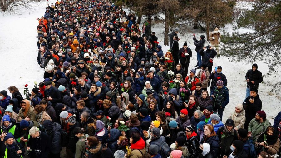 Navalny é enterrado em cerimônia repleta de apoiadores