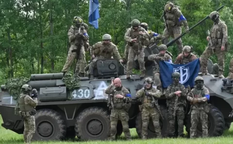 Quem são os russos que lutam ao lado da Ucrânia