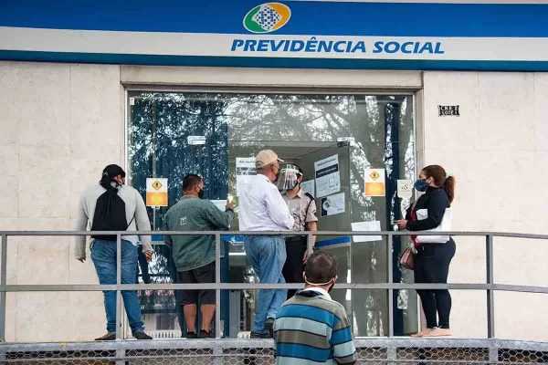 INSS: governo antecipa 13º de aposentados e pensionistas. Veja datas