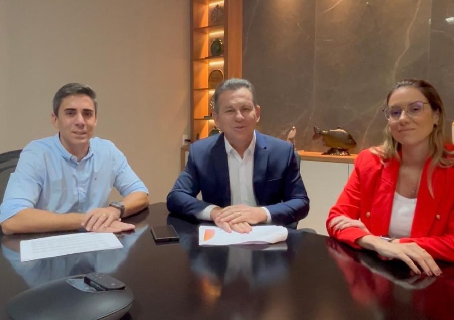 MT:  Governador anuncia aumento para profissionais da educação que atuam na alfabetização de adultos