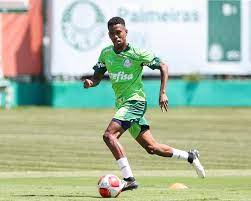 Estêvão fala sobre evolução no Palmeiras e revela conselhos dos mais experientes: “Tento escutá-los ao máximo