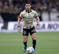 Giuliano, do Santos, processa Corinthians por atraso de direitos de imagem; veja valor