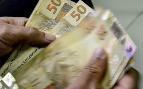 Desenrola leva mais de 5 mil pessoas aos Correios para negociar dívida