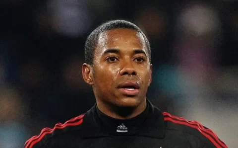 Robinho chega ao presídio de Tremembé após ser preso por estupro coletivo na Itália