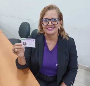 MT:  SMS entrega carteirinhas para pacientes com doença crônica; “Cuiabá tem muito respeito com quem tem fibromialgia” , diz presidente