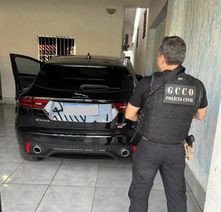 OPERAÇÃO APITO FINAL:  Polícia acha R$ 6,6 mil sob carpete de Jaguar de traficantes avaliado em mais meio milhão de reais