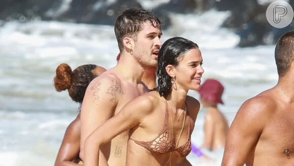 Bruna Marquezine e João Guilherme: é namoro ou amizade? Atriz teria elogiado desempenho na intimidade do ator para amigos, diz colunista