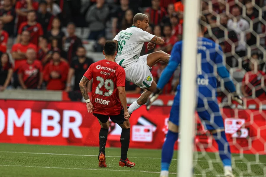Athletico-PR estreia no Brasileirão com goleada sobre o Cuiabá