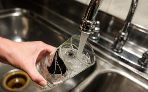 Água filtrada é realmente mais saudável do que água da torneira?