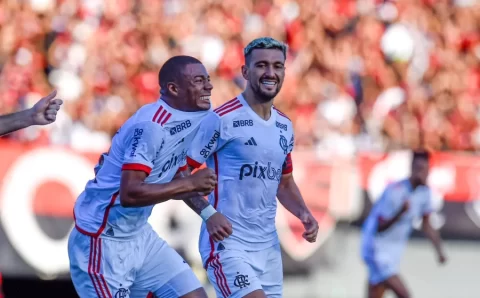 Pedro marca de pênalti no fim, e Flamengo vence o Atlético-GO na estreia no Brasileirão